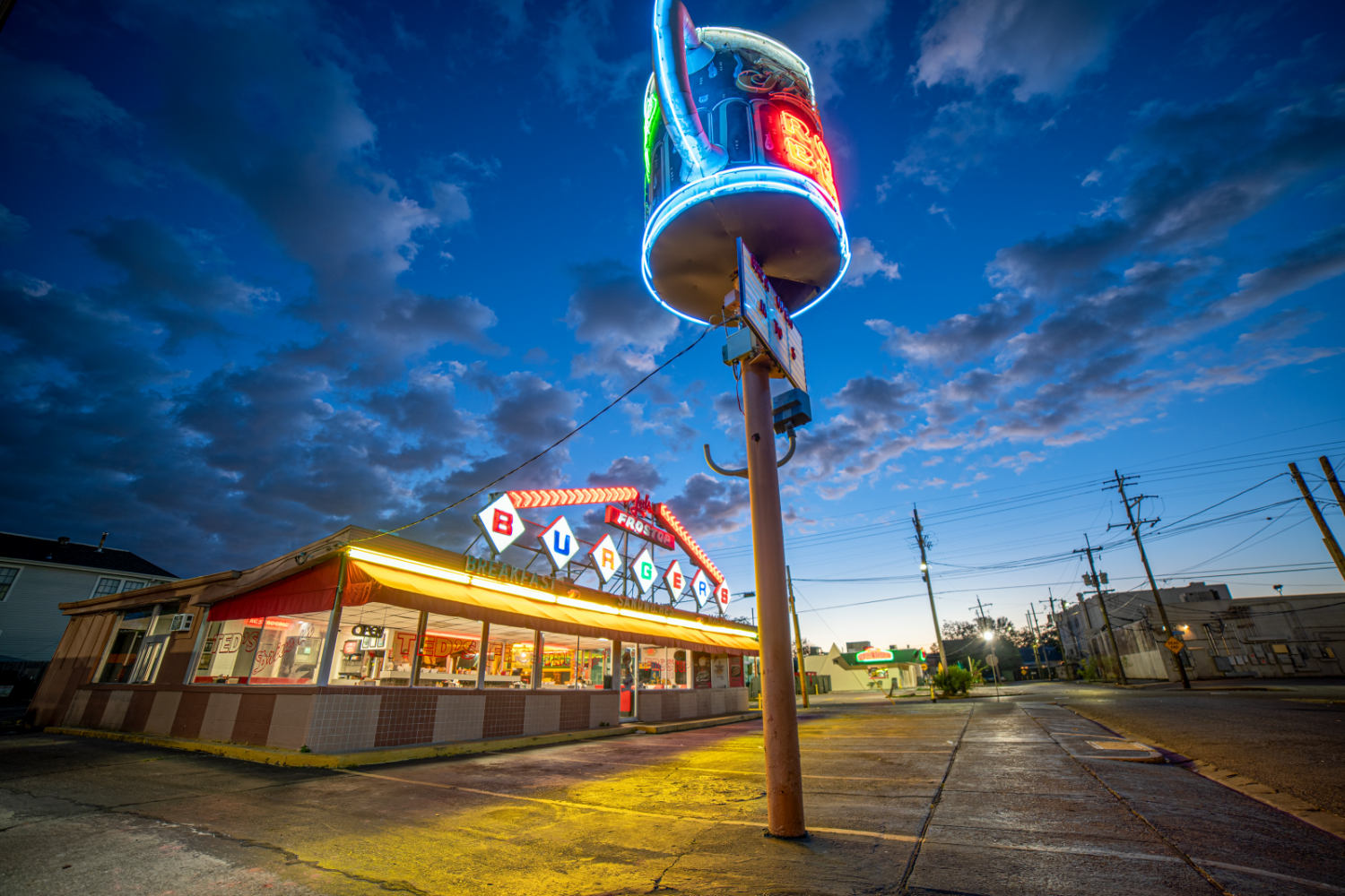 Ted's Frostop mug sign and building
